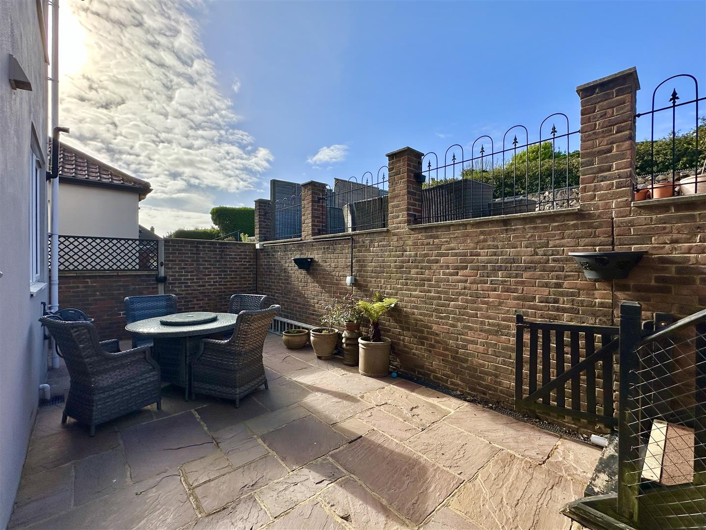 4 bed property in Park Crescent, Hastings